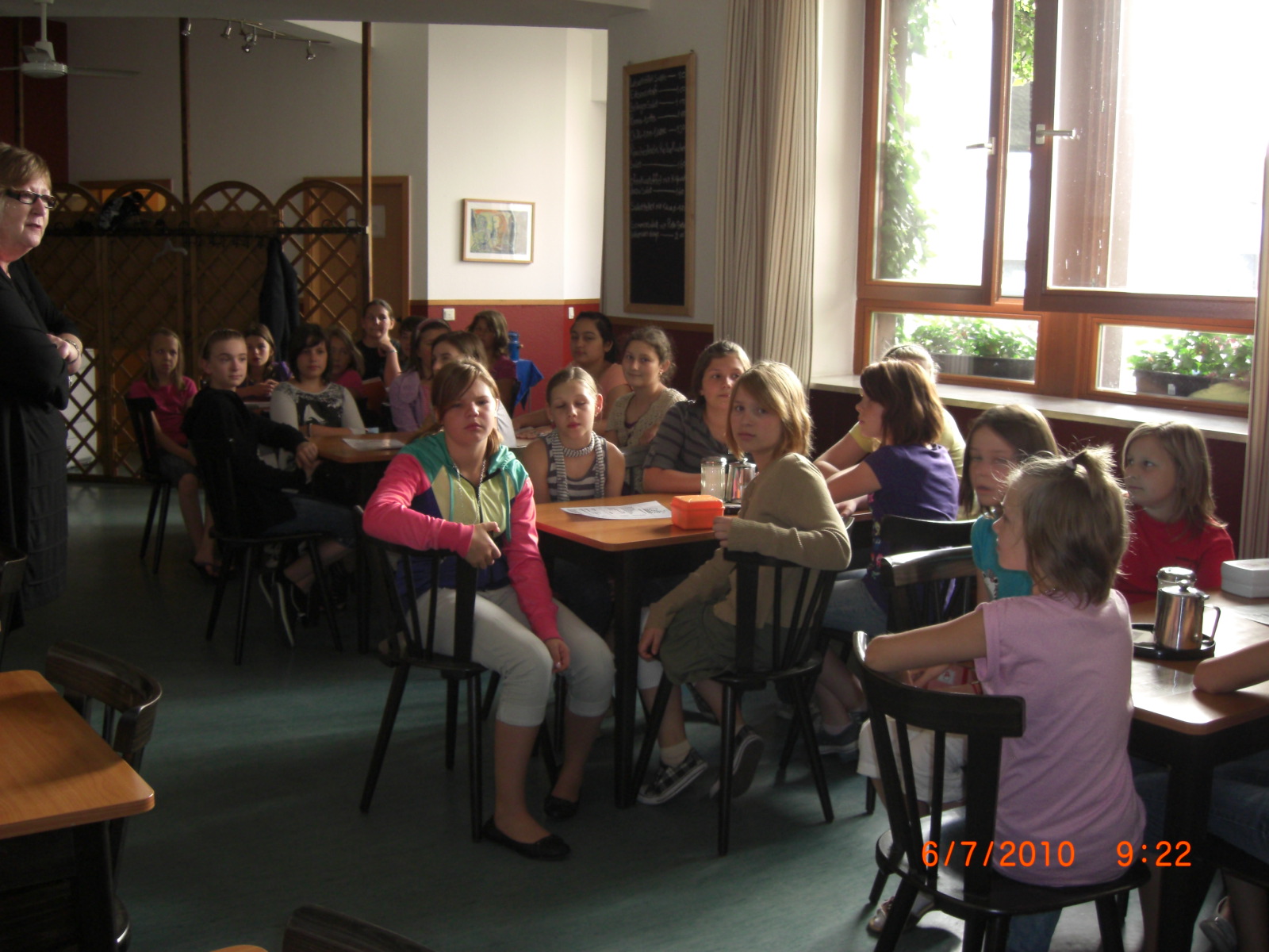 Die_5b_MWS_zur_Spendenuebergabe_im_Cafe_Grenzenlos