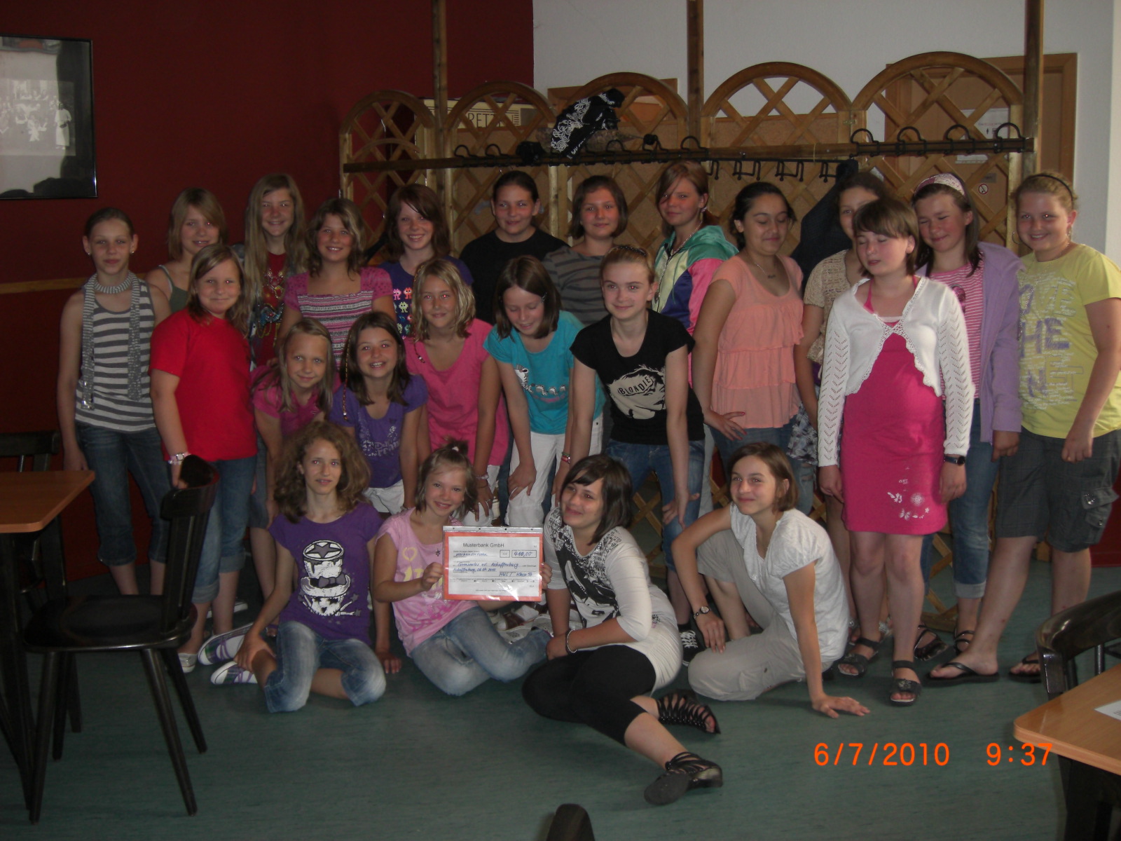 Klassenfoto_mit_Scheck_der_5b_MWS_im_Cafe_Grenzenlos