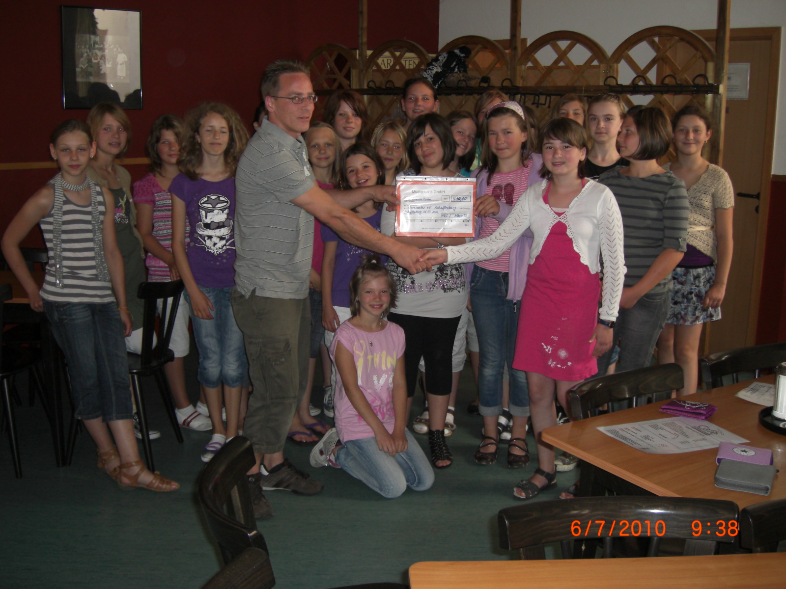 Scheckbergabe_der_5b_MWS_im_Cafe_Grenzenlos