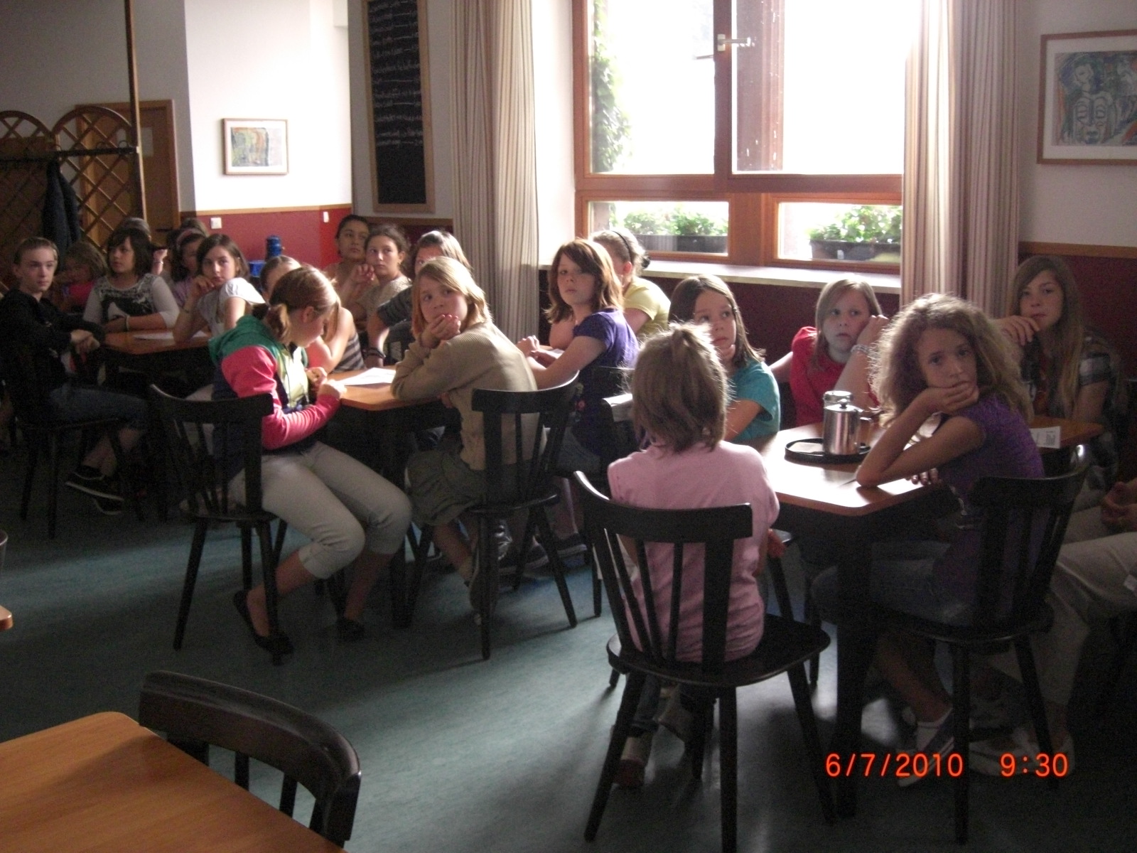 Spendenuebergabe_der_5b_MWS_im_Cafe_Grenzenlos