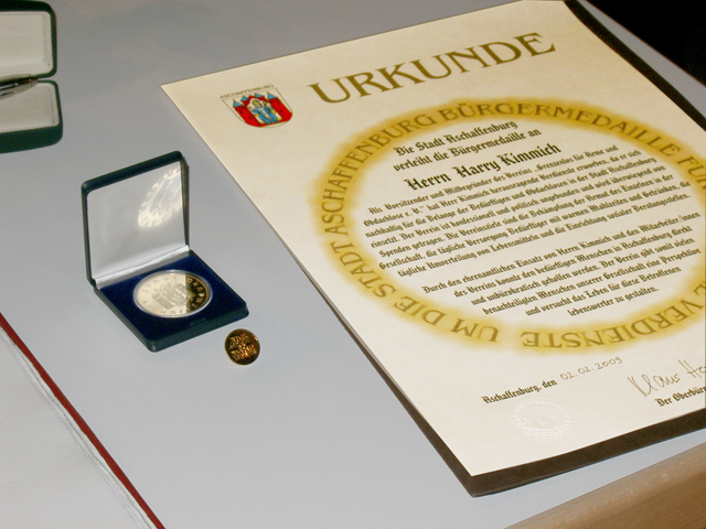 Urkunde_und_Medaille_1